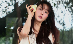 Nhan sắc trong trẻo của Diễm My 9x qua ống kính bạn thân 10 năm