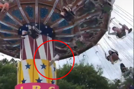 Video một 'cái chân' bất ngờ văng ra từ vòng đu quay khiến du khách thót tim