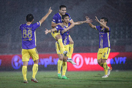 Vùi dập CLB TP.HCM 6-0, Hà Nội FC vững ngôi đầu bảng