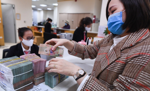 Lãi suất tăng cao, người dân đổ tiền vào gửi ngân hàng