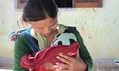 Nỗi buồn những đứa trẻ tập làm mẹ trên cao nguyên