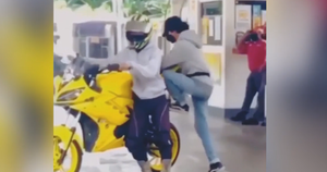 Khi thanh niên chân ngắn cưỡi mô tô khổng lồ