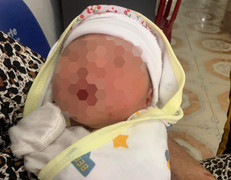 Bé sơ sinh còn nguyên dây rốn bị bỏ rơi trước nhà dân ở Phú Yên