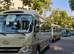 Nhiều xe đưa đón học sinh đang kết hợp chạy du lịch, đám cưới