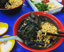 Trời se lạnh, thưởng thức tô mì gà tần thơm nức mũi là ấm ngay, khỏi sợ cô đơn