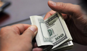 Giá USD thị trường tự do vượt 25.000 đồng