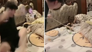 Bố hết hồn khi thấy con gái cầm 'rắn' đi ngủ