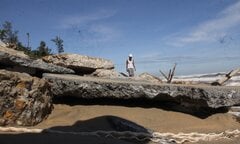 Sóng 'ngoạm' cả cây số bờ biển Quảng Nam, người dân nơm nớp lo nhà bị cuốn sập