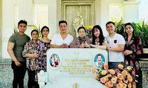 Sao Việt 23/10: Lý Hùng cùng gia đình đến thăm mộ ba NSND Lý Huỳnh