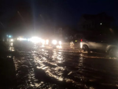 Quốc lộ 14 ở Kon Tum ngập sâu 1 mét, giao thông ách tắc