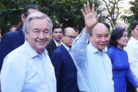 Chủ tịch nước Nguyễn Xuân Phúc và Tổng Thư ký LHQ thăm phố đi bộ Hà Nội