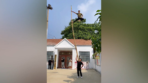 Người đàn ông trình diễn nhào lộn trên cây cột cao 6m ở Trung Quốc