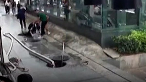 Mải xem điện thoại, người đàn ông rơi xuống hố ở Trung Quốc