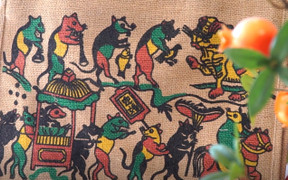 Cô gái Hà Nội 'thổi hồn' tranh Đông Hồ lên sản phẩm thời trang