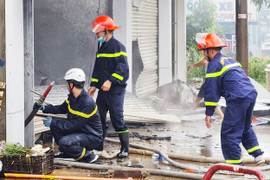 Lính cứu hỏa dầm mưa dập tắt đám cháy lớn ở Đắk Lắk