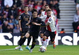 Hòa Southampton, Arsenal bị Man City đuổi sát