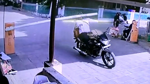 Thang barie 'hạ gục' người đi xe máy ở Ấn Độ