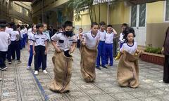 Nhiều trường tiểu học ở TP.HCM bắt đầu lùi giờ vào học