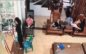 Đám bạn cười nghiêng ngả khi cô gái đâm đầu vào cửa kính