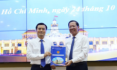 Trao quyết định phê chuẩn Phó Chủ tịch UBND TP.HCM cho ông Bùi Xuân Cường