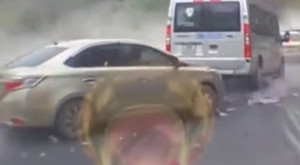 Xe đầu kéo mất kiểm soát khi đổ dốc, nhiều phương tiện bị hất văng