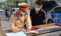 Hà Nội: Xử phạt nhiều tài xế dừng đỗ trái phép trước cổng Bệnh viện Bạch Mai 