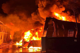 Hà Nội: Kho xưởng đệm mút rộng 2.000m2 cháy ngùn ngụt trong đêm