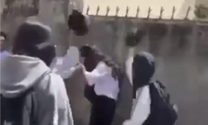 Nữ sinh bị đánh hội đồng, bạn không can mà đứng đếm từng cú đánh