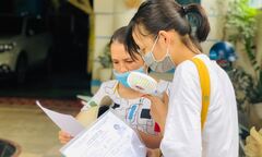 Liên tiếp các khoản thu chi vô lý đầu năm học khiến phụ huynh dậy sóng