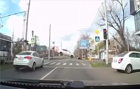 Ô tô 'bay' qua ngã tư như phim hành động