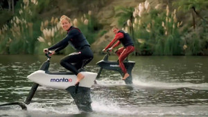 Xe đạp điện chạy trên mặt nước ở New Zealand 