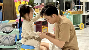 Cường Đô La khoe ảnh 'làm nail' cho con gái, cộng đồng mạng khen ngợi hết lời