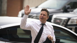 Mất hơn 100 tỷ USD, tỷ phú giàu nhất thế giới bán siêu xe