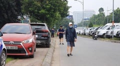 Hà Nội: Hàng trăm ô tô thi nhau độc chiếm vỉa hè quanh hồ Ba Mẫu