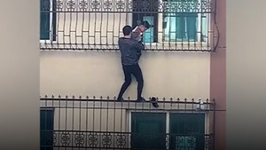Người đàn ông leo 3 tầng lầu cứu em bé mắc kẹt ở lan can