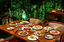 Chi chục triệu đồng ăn tiệc Halloween ở khách sạn 5 sao