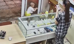 Em bé vái lia lịa để xin bánh của thần tài