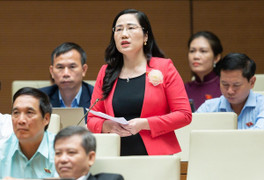 Bác sỹ khám hàng trăm ca bệnh mỗi ngày, lương vẫn không đủ sống