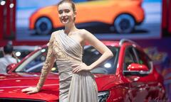 Ngắm dàn mẫu Tây nóng bỏng đẹp hút hồn tại Triển lãm Ô tô Việt Nam 2022