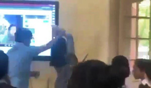 Xuất hiện clip hé lộ nguyên nhân nữ giáo viên bị 'cưỡng chế' ra khỏi lớp học