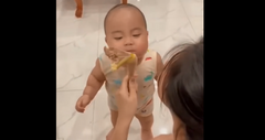 Vẻ mặt hau háu chờ đợi của em bé khi sắp được ăn thịt gà