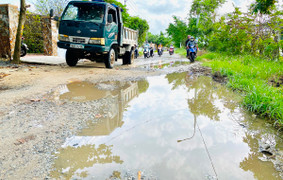 Đường nát như tương sau 4 năm oằn mình ‘gánh’ xe chở đất cho dự án, dân lãnh đủ