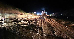 Hàng nghìn m3 đất đá sạt lở trong đêm, cao tốc La Sơn-Túy Loan ách tắc