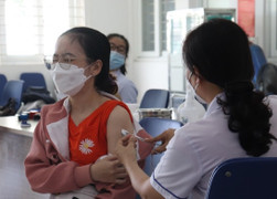 TP.HCM bổ sung tiêu chí tiêm vaccine COVID-19 vào điểm đánh giá thi đua trường