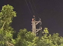 Nam thanh niên mắc bệnh tâm thần trèo lên đỉnh cột điện ở Lào Cai