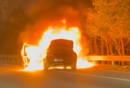 Hà Nội: Ô tô cháy ngùn ngụt trên Đại lộ Thăng Long