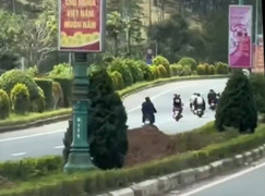 Đoàn xe máy nối đuôi nhau chạy ngược chiều trên cao tốc ở Lâm Đồng