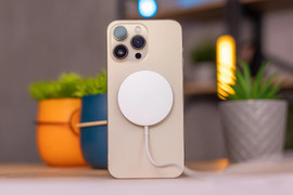 iPhone 14 được bán theo kiểu 'bia kèm lạc'