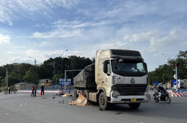 Bình Dương: Xe đầu kéo va chạm với xe máy, 4 người chết