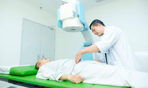 Phẫu thuật lấy viên sỏi chiếm gần hết bàng quang người đàn ông